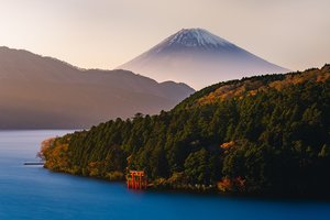 Обои на рабочий стол: Hakone, japan, Kanagawa, Lake Ashi, Mount Fuji, вулкан, гора, Канагава, лес, озеро, Озеро Аси, тории, Фудзи, фудзияма, Хаконе, япония