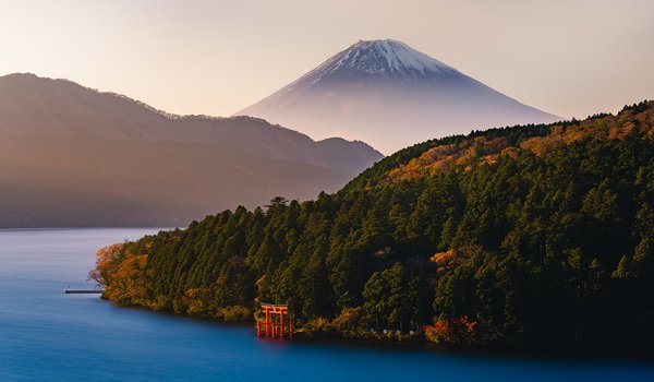 Обои на рабочий стол: Hakone, japan, Kanagawa, Lake Ashi, Mount Fuji, вулкан, гора, Канагава, лес, озеро, Озеро Аси, тории, Фудзи, фудзияма, Хаконе, япония