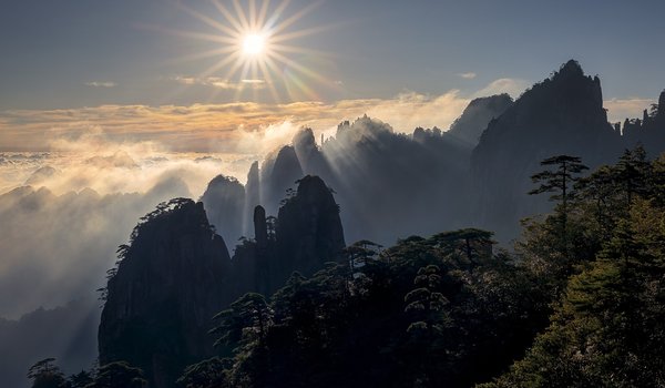 Обои на рабочий стол: Anhui, china, Huangshan Mountains, Аньхой, восход, горы, горы Хуаншань, деревья, Жёлтые горы, китай, облака, рассвет, солнце, утро