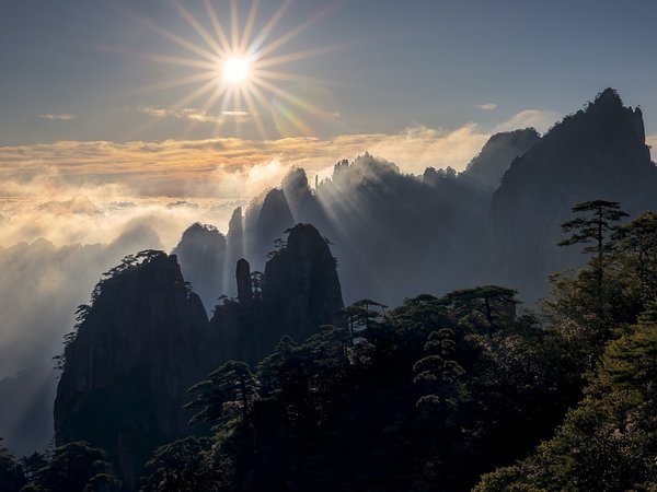 Anhui, china, Huangshan Mountains, Аньхой, восход, горы, горы Хуаншань, деревья, Жёлтые горы, китай, облака, рассвет, солнце, утро