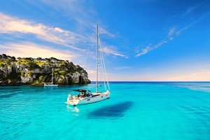 Обои на рабочий стол: bay, clouds, freedom, horizon, Menorca, ocean, rest, rocks, sailboat, sky, waves, yacht, бухта, волны, горизонт, Менорка, небо, облака, океан, отдых, парусник, свобода, скалы, яхта