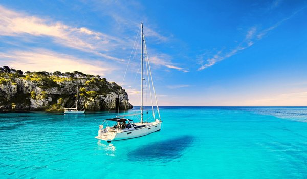 Обои на рабочий стол: bay, clouds, freedom, horizon, Menorca, ocean, rest, rocks, sailboat, sky, waves, yacht, бухта, волны, горизонт, Менорка, небо, облака, океан, отдых, парусник, свобода, скалы, яхта