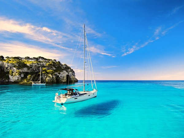 bay, clouds, freedom, horizon, Menorca, ocean, rest, rocks, sailboat, sky, waves, yacht, бухта, волны, горизонт, Менорка, небо, облака, океан, отдых, парусник, свобода, скалы, яхта