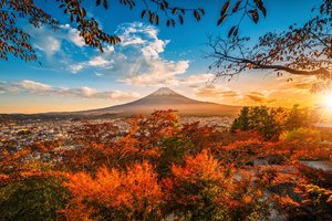 Обои на рабочий стол: Kawaguchi, ветки, гора, закат, Кавагути, лучи, осень, пейзаж, природа, солнце, Фуджи, япония