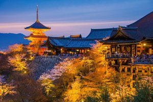 Обои на рабочий стол: весна, вечер, горы, киото, освещение, павильоны, пагода, пейзаж, природа, сакура, туристы, Ханами, Хигасияма, храм, цветение, япония