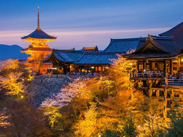 весна, вечер, горы, киото, освещение, павильоны, пагода, пейзаж, природа, сакура, туристы, Ханами, Хигасияма, храм, цветение, япония