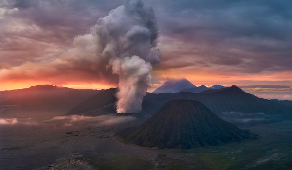 Обои на рабочий стол: Бромо, вулкан, дым, остров Ява, тектонический комплекс, Тенгер, Ява