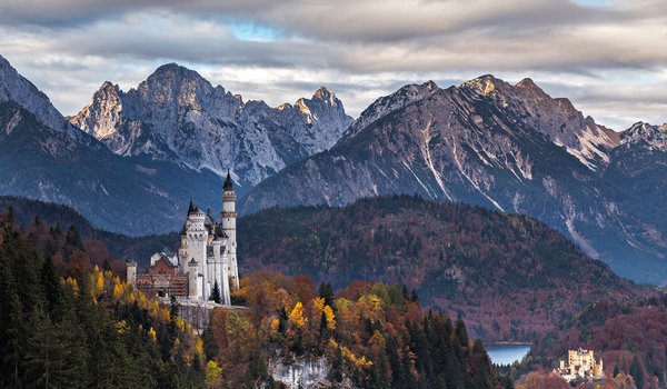 Обои на рабочий стол: Ioan Ovidiu Lazar, Альпы, бавария, германия, горы, замок, нойшванштайн, осень, пейзаж, природа, скалы