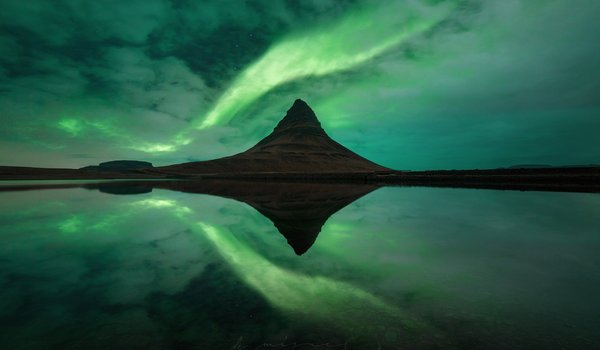 Обои на рабочий стол: гора Kirkjufell, звезды, исландия, небо, ночь, облака, озеро, отражение, свет, северное сияние, фьорд
