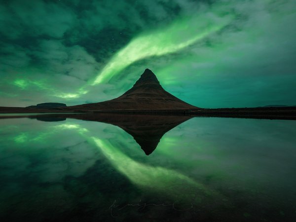 гора Kirkjufell, звезды, исландия, небо, ночь, облака, озеро, отражение, свет, северное сияние, фьорд
