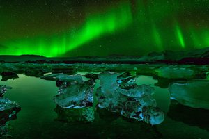 Обои на рабочий стол: звезды, исландия, лед, ледниковая лагуна Йёкюльсаурлоун, ночь, северное сияние
