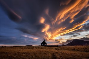 Обои на рабочий стол: вечер, горы, исландия, небо, облака, храм, церковь