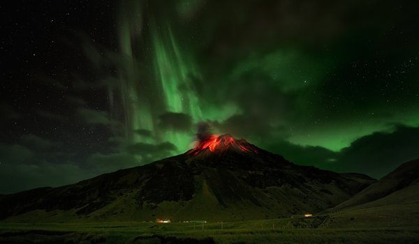 Обои на рабочий стол: вулкан, горы, звезды, исландия, лава, небо, ночь, северное сияние