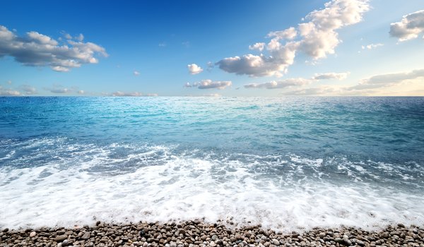 Обои на рабочий стол: beach, blue, sea, seascape, sky, берег, волны, галька, камни, море, небо, пляж