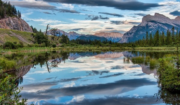 Обои на рабочий стол: Banff, Альберта, Банф, берега, горы, заповедник, канада, национальный парк, облака, озеро, отражение, пейзаж, природа, растительность