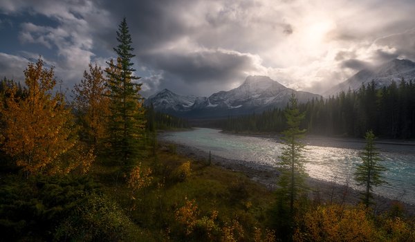 Обои на рабочий стол: Jasper, National Park, Альберта, горы, Джаспер, канада, леса, национальный парк, осень, пейзаж, природа, растительность, река, тучи