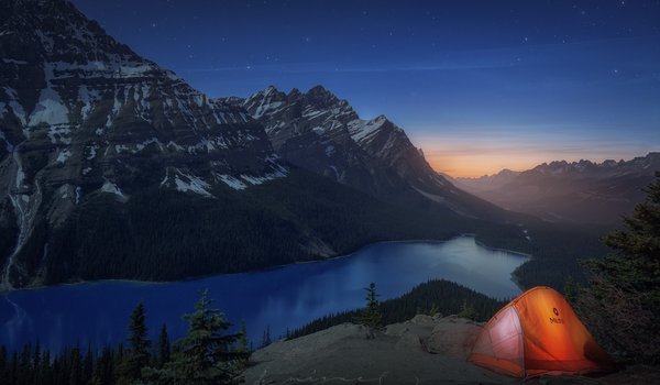 Обои на рабочий стол: Альберта, вечер, горы, канада, озеро, палатка, скалы