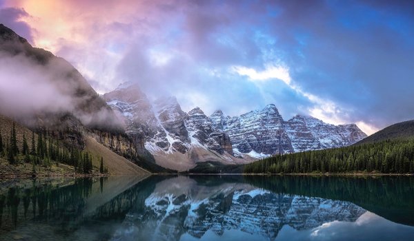 Обои на рабочий стол: горы, канада, лес, небо, облака, озеро, отражения