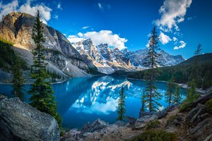 Обои на рабочий стол: горы, канада, леса, небо, озеро