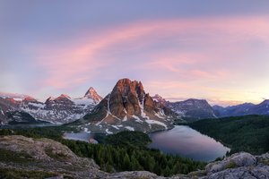 Обои на рабочий стол: Mt Assiniboine, горы, канада, лес, леса, озёра