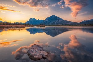 Обои на рабочий стол: Alberta, Banff National Park, canada, Canadian Rockies, Vermilion Lakes, Альберта, горы, закат, камень, канада, Канадские Скалистые горы, Национальный парк Банф, Озера Вермилион, озеро, отражение