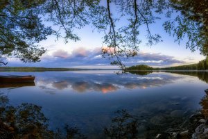 Обои на рабочий стол: Finland, Karijarvi Lake, Kouvola, деревья, Коувола, лодки, озеро, Озеро Кариярви, отражение, Финляндия