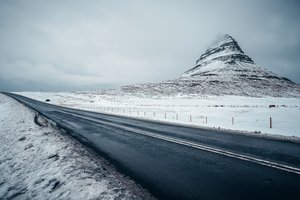 Обои на рабочий стол: iceland, Kirkjufell, дорога, зима, снег, туман