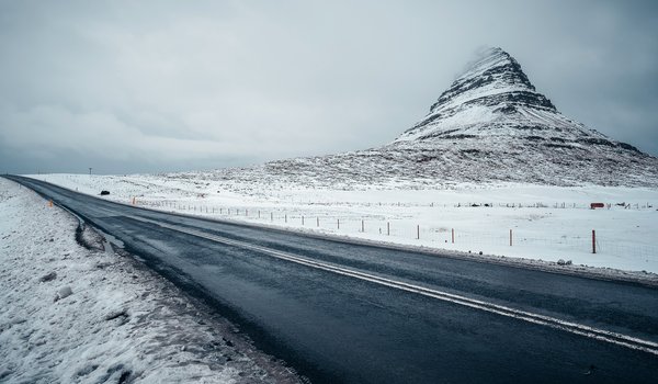 Обои на рабочий стол: iceland, Kirkjufell, дорога, зима, снег, туман