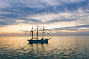 Обои на рабочий стол: закат, Ла-Манш, море, парусник