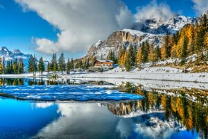 Обои на рабочий стол: Dolomites, italy, Lake Misurina, горы, деревья, доломитовые Альпы, дом, италия, озеро, озеро Мизурина, осень, островок, отражение, снег