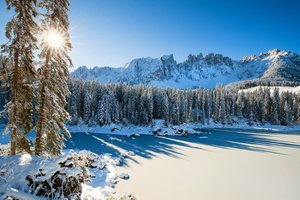 Обои на рабочий стол: Dolomites, italy, Karersee, Lago di Carezza, South Tyrol, горы, доломитовые Альпы, замёрзшее озеро, зима, италия, лес, Озеро Карецца, снег, Южный Тироль