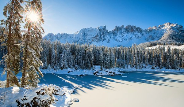 Обои на рабочий стол: Dolomites, italy, Karersee, Lago di Carezza, South Tyrol, горы, доломитовые Альпы, замёрзшее озеро, зима, италия, лес, Озеро Карецца, снег, Южный Тироль