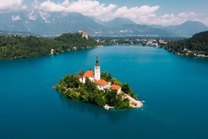 Обои на рабочий стол: boats, church, green, lake, Lake Bled, Slovenia