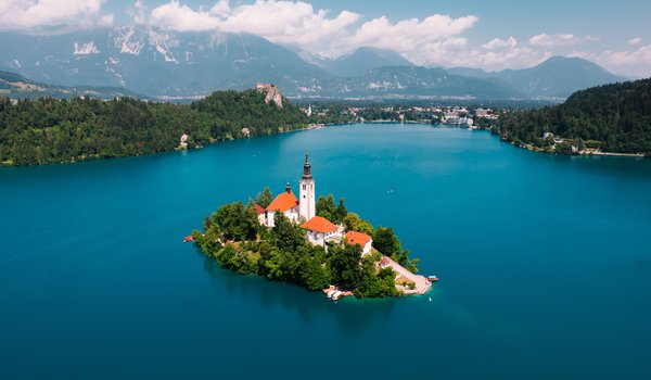 Обои на рабочий стол: boats, church, green, lake, Lake Bled, Slovenia