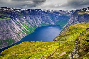 Обои на рабочий стол: grass, lake, rocks