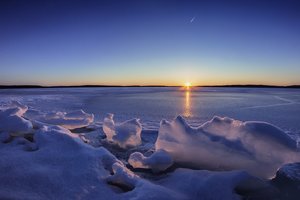 Обои на рабочий стол: Finland, Lake Karijärvi, закат, зима, лед, озеро, Финляндия