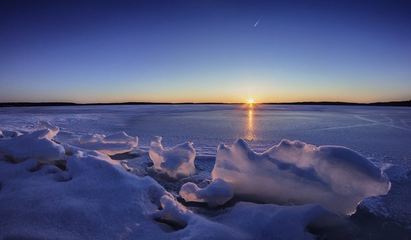 Обои на рабочий стол: Finland, Lake Karijärvi, закат, зима, лед, озеро, Финляндия