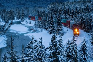 Обои на рабочий стол: Alberta, Banff National Park, canada, Lake Louise, Альберта, ели, зима, канада, лес, Национальный парк Банф, озеро, озеро Луиз, поезд, снег