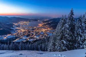 Обои на рабочий стол: bavaria, Bavarian Alps, germany, Lake Tegernsee, бавария, Баварские Альпы, германия, горы, ели, зима, лес, ночной город, озеро, Озеро Тегернзе, панорама, снег