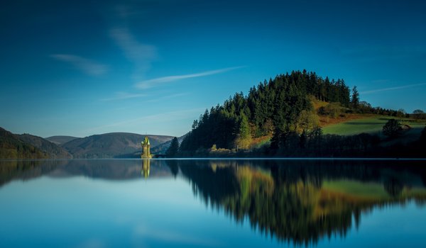 Обои на рабочий стол: Lake Vyrnwy, tower, Wales, башня, гладь, озеро, спокойствие, Уэльс