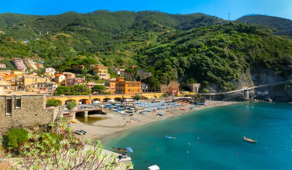 Обои на рабочий стол: italy, landscape, Liguria, Monterosso al Mare, travel, берег, италия, море, пляж, скалы