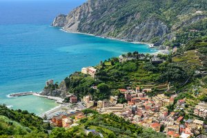 Обои на рабочий стол: italy, landscape, Liguria, Monterosso al Mare, travel, берег, италия, море, пляж, скалы