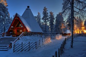 Обои на рабочий стол: Finland, Lapland, деревья, дом, забор, закат, зима, избушка, Лапландия, лестница, снег, Финляндия