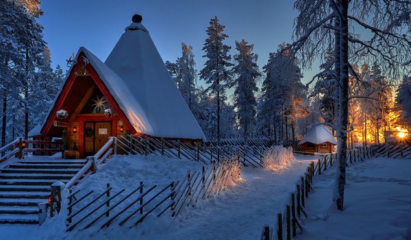Обои на рабочий стол: Finland, Lapland, деревья, дом, забор, закат, зима, избушка, Лапландия, лестница, снег, Финляндия