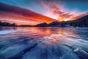 Обои на рабочий стол: clouds, forest, glow, horizon, ice, lake, Lake Baikal, landscape, mountains, nature, sky, sun, sunset, горизонт, горы, закат, зарево, лед, лес, небо, облака, озеро, озеро Байкал, пейзаж, природа, солнце