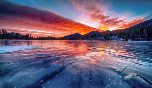 Обои на рабочий стол: clouds, forest, glow, horizon, ice, lake, Lake Baikal, landscape, mountains, nature, sky, sun, sunset, горизонт, горы, закат, зарево, лед, лес, небо, облака, озеро, озеро Байкал, пейзаж, природа, солнце