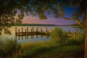 Обои на рабочий стол: calm, clouds, evening, forest, grass, horizon, lake, landscape, nature, pier, plants, reflections in water, sky, sunset, trees, вечер, горизонт, деревья, закат, лес, небо, облака, озеро, отражения в воде, пейзаж, природа, причал, растения, трава, штиль