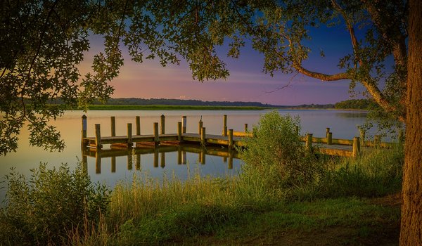 Обои на рабочий стол: calm, clouds, evening, forest, grass, horizon, lake, landscape, nature, pier, plants, reflections in water, sky, sunset, trees, вечер, горизонт, деревья, закат, лес, небо, облака, озеро, отражения в воде, пейзаж, природа, причал, растения, трава, штиль