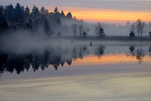 Обои на рабочий стол: calm, clouds, fog, forest, lake, landscape, nature, reflections in water, sky, sunset, закат, лес, небо, облака, озеро, отражения в воде, пейзаж, природа, туман, штиль