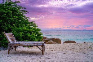 Обои на рабочий стол: bamboo, beach, blue, pink, sand, sea, summer, sunset, tropical, wave, бамбук, волны, закат, лето, море, песок, пляж, розовый, шезлонг